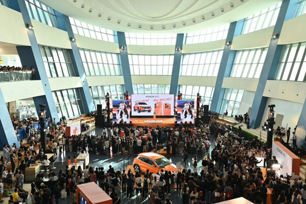 Honor 600 draws Philippine crowds on sale day, with a Mercedes on the line